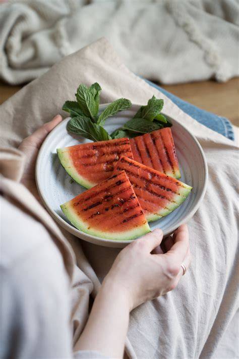 Wassermelone mit Schokoladenüberzug auf Teller