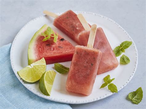 Wassermelonen und Eisförmchen auf einem Tisch