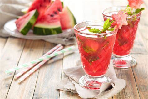 Wassermelonen-Limonade im Glas mit Minze