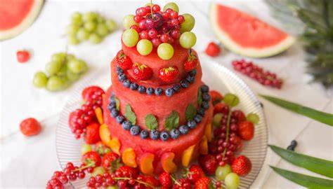 Wassermelonen-Obsttorte mit buntem Obstdekor