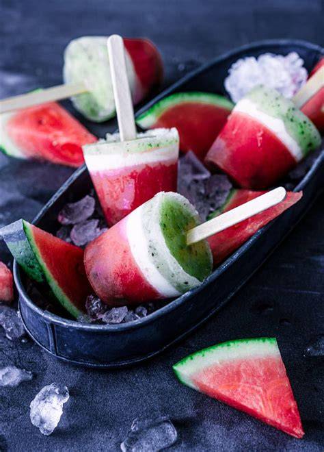 Wassermelonen-Popsicles in bunten Förmchen
