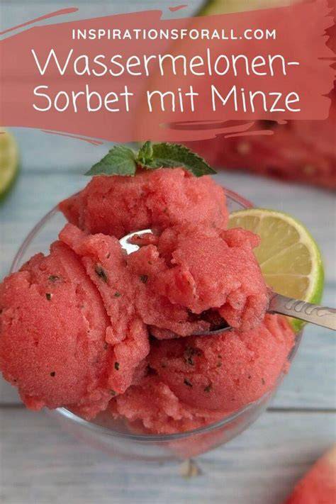 Wassermelonen-Sorbet in Schalen mit Minze garniert