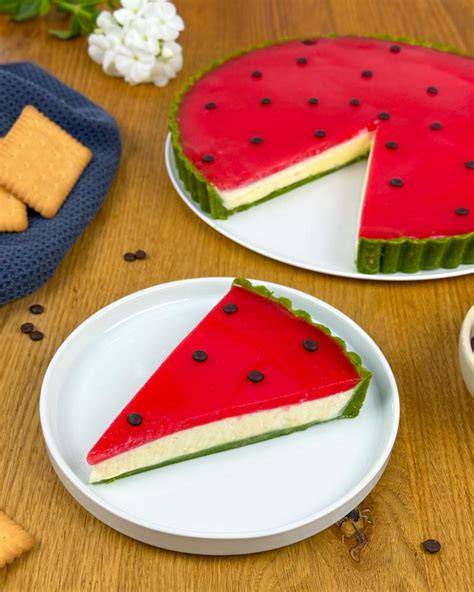 Wassermelonen-Torte ohne Backen mit Butterkeksboden und rotem Melonenguss