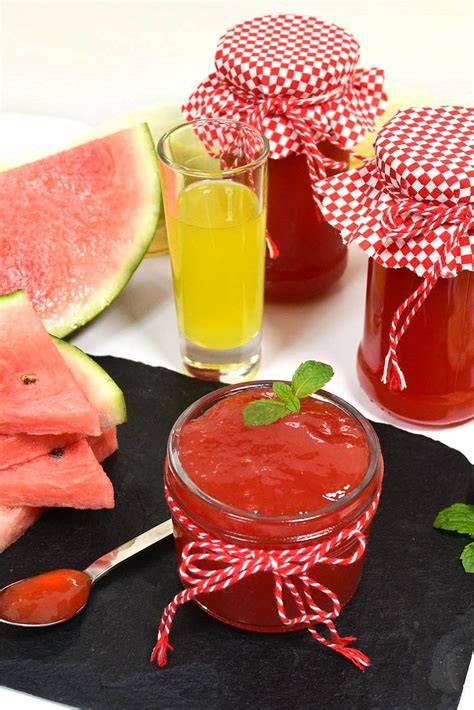 Wassermelonenmarmelade im Glas mit frischer Minze und Limette