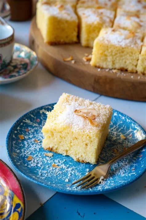 Wattekuchen vom Blech mit Pudding und Kokos - Serviervorschlag
