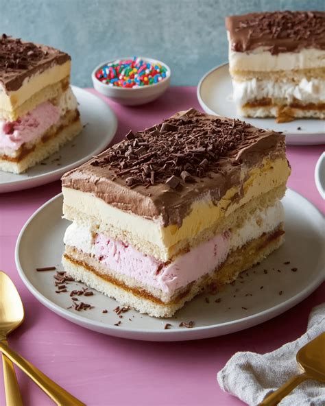 Weberli Kuchen Variante mit Schokoladenüberzug und weißer Creme