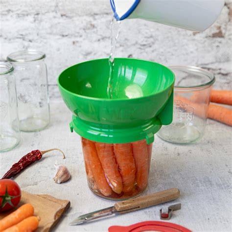 Weck-Gläser, Gelierzucker und Einfülltrichter für das Einkochen