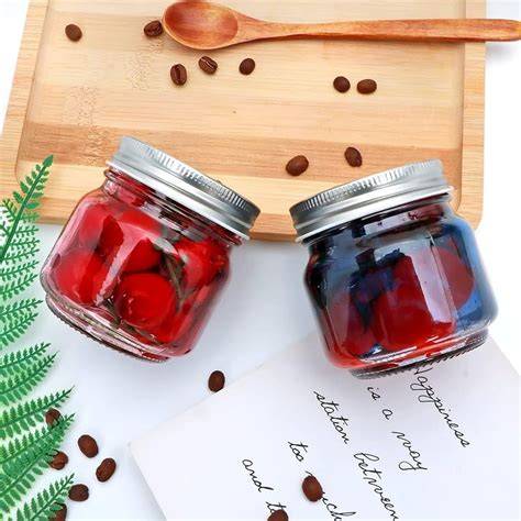 Weckgläser mit Marmelade auf Holztisch