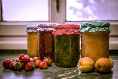 Weckgläser mit frisch eingekochter Marmelade