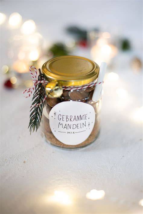 Weckgläser mit karamellisierten Mandeln als Geschenk