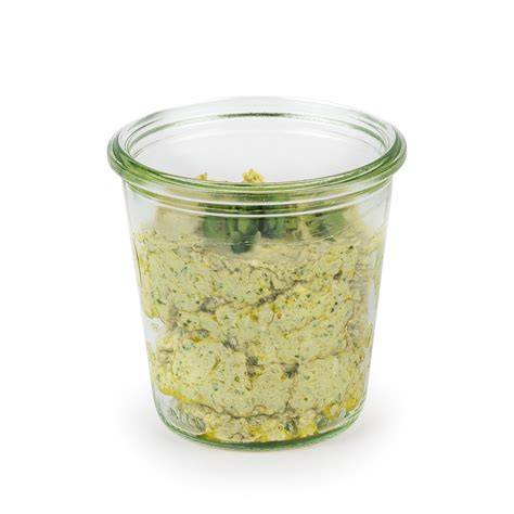 Weckglas mit Pesto und Geschenkband