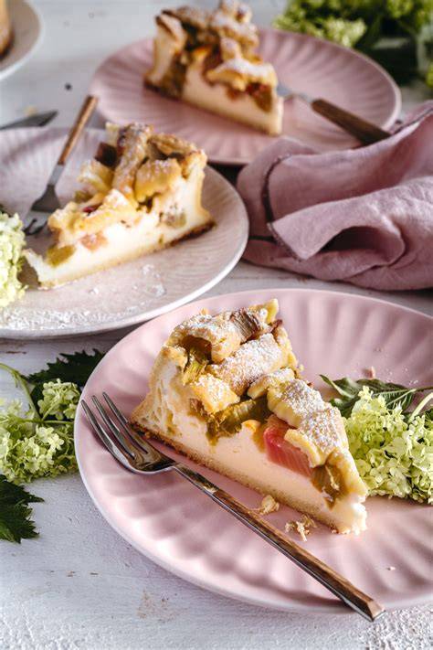 Weiß-Schokoladige Tarte, angerichtet und hübsch dekoriert