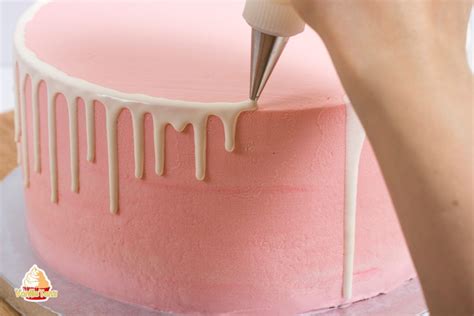Weiße Glasur, die als Drip an der Torte herunterläuft