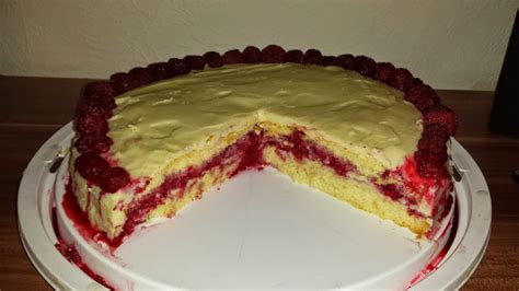 Weiße Kokoscreme auf Himbeertorte
