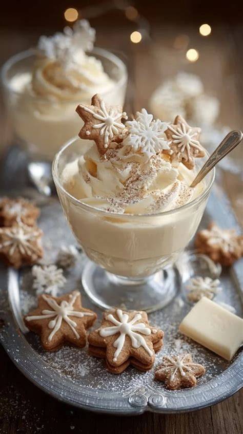 Weiße Lebkuchen-Mousse im Glas mit Sahnehaube und Dekor