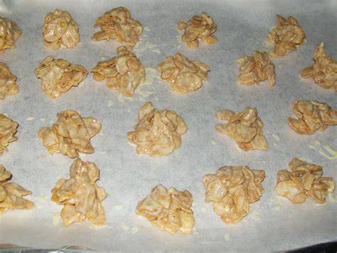 Weiße Schoko Crossies mit Mandeln auf Backpapier - Nahaufnahme