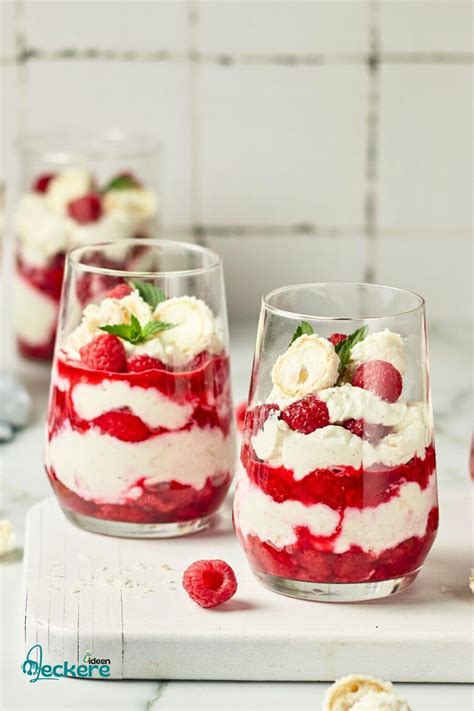 Weiße Schoko-Creme im Glas mit Himbeeren