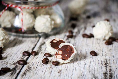 Weiße Schoko-Kaffee-Pralinen mit Schokoüberzug neben einer Espressotasse