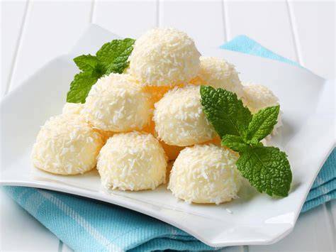 Weiße Schokokugeln mit Kokos und Rum