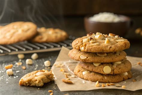 Weiße Schokolade Cookies frisch aus dem Ofen auf einem Gitter