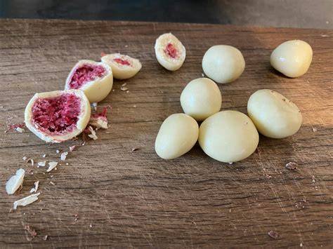 Weiße Schokolade Linien und gefriergetrocknete Himbeeren