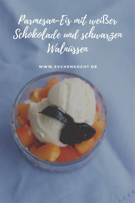 Weiße Schokolade als Parmesan auf Spaghettieis-Kuchen
