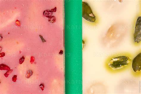 Weiße Schokolade mit Beeren und Nüssen