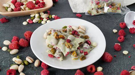 Weiße Schokolade mit Beeren und Pistazien