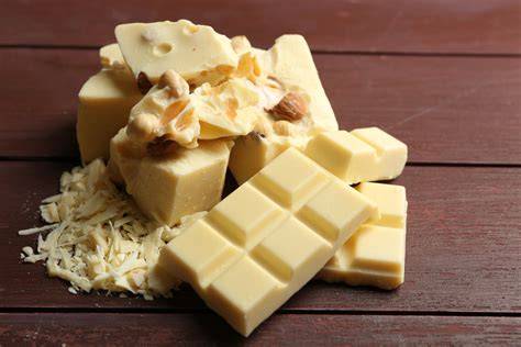 Weiße Schokolade mit Pekannussstückchen auf Eis