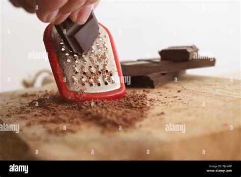 Weiße Schokolade raspeln über Cappuccino