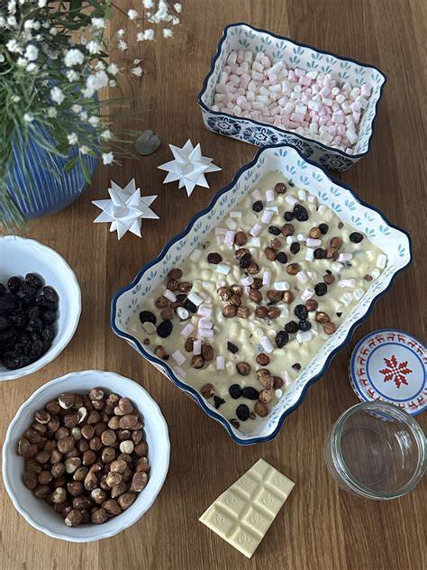 Weiße Schokolade und Marshmallows als Garnitur