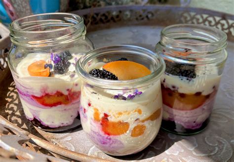 Weiße Schokoladen Mousse mit Aprikosen im Glas