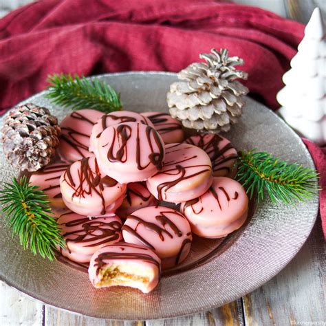 Weiße Schokoladen-Frischkäse-Topping mit Marzipanherzen
