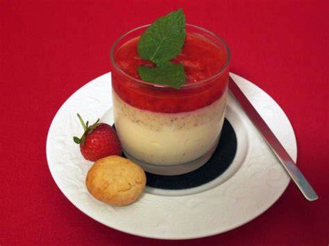 Weiße Schokoladenmousse mit marinierten Erdbeeren