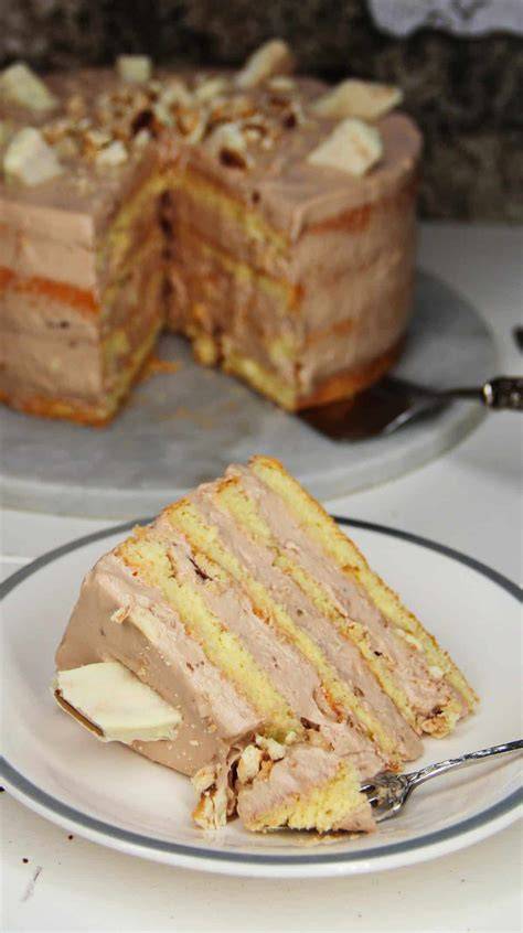 Weiße Twix Torte, Zutaten und Schichten (Biskuit, Creme, Twix-Stückchen)