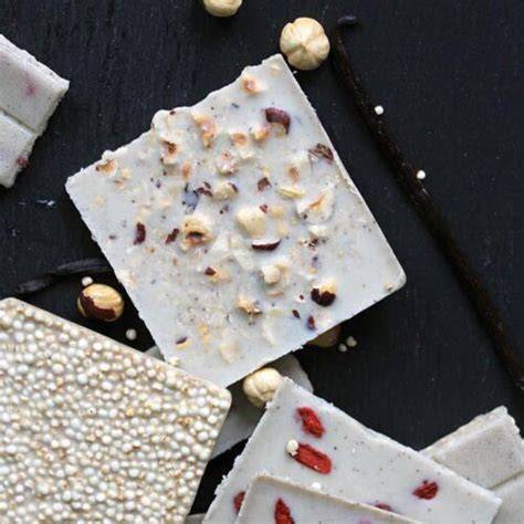Weiße vegane Schokolade in Stücken mit gefriergetrockneten Beeren