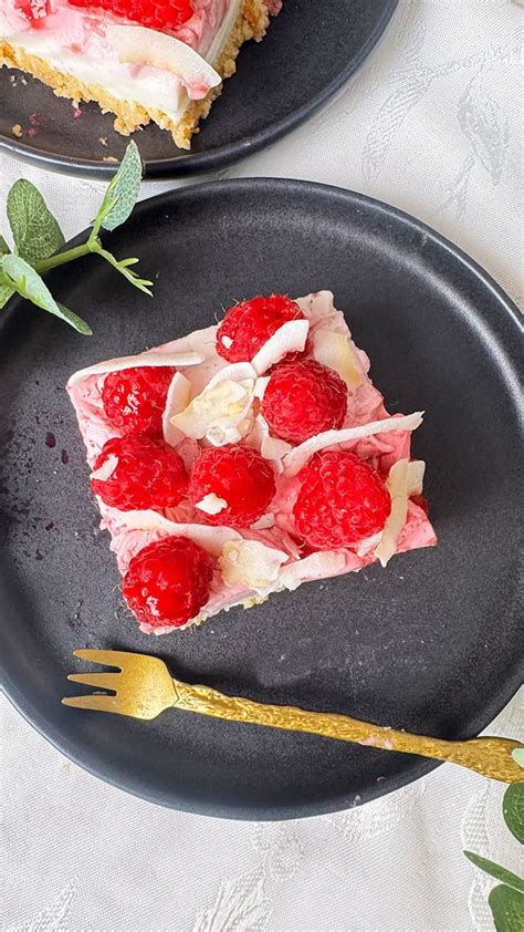 Weiße-Schokolade-Glasur, Marmorierung mit Himbeerpüree auf Kokos-Cheesecake
