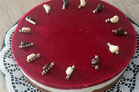 Weiße-Schokolade-Mascarpone-Torte mit Himbeerspiegel