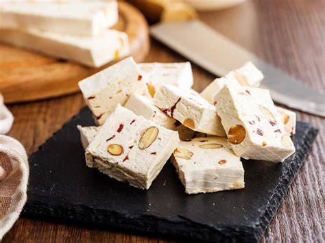 Weißer Nougat: Masse auf Oblaten ausstreichen