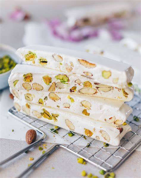 Weißer Nougat mit Mandeln und Pistazien