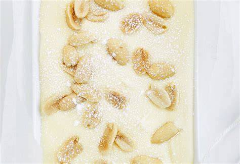 Weißer Schoko-Kokos-Pudding mit Erdnüssen
