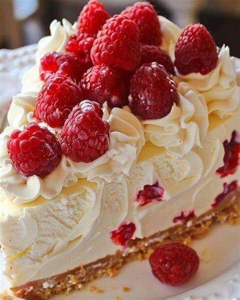 Weißer Schokoladen-Cheesecake mit Keksboden und Haselnuss-Topping