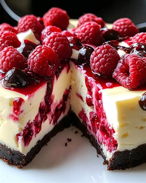 Weißer Schokoladen-Mascarpone-Käsekuchen mit Himbeeren