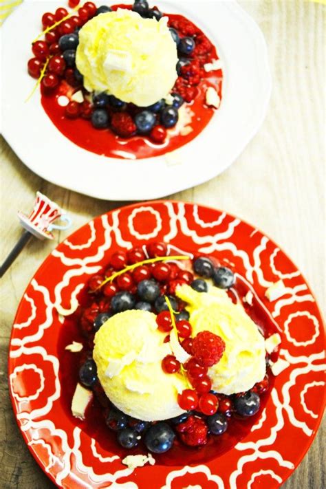 Weißes Schokoladeneis mit Beeren und frischer Zitrone