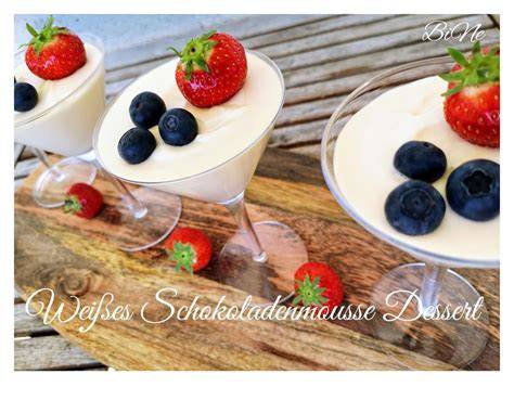 Weißes Schokoladenmousse in eleganten Cocktailgläsern dekoriert