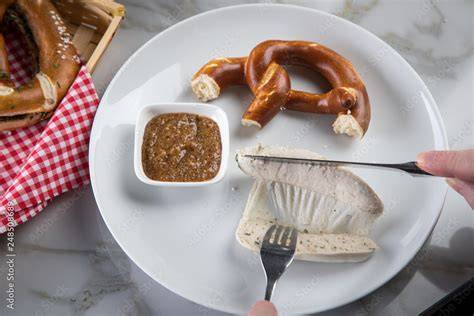 Weißwurst essen mit Messer und Gabel