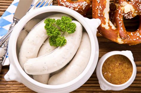 Weißwursttorte: Schichten aus Weißwurst, Pumpernickel, Frischkäse, Petersilie, süßer Senf