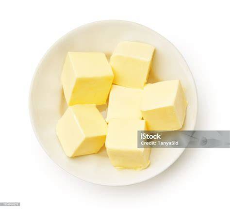 Weiche Butterstücke und Schneemasse in einer Schüssel