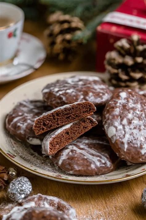 Weiche Schoko-Lebkuchen auf einem Teller