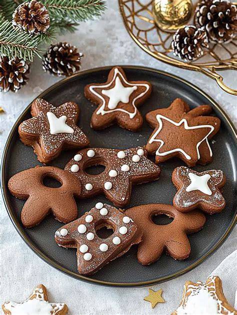 Weiche Schoko-Lebkuchen in Herz- und Sternform auf einem Teller